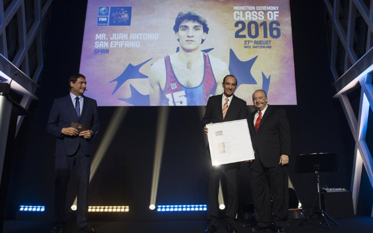 Juan Antonio San Epifanio, Epi, en el Hall of Fame de la FIBA