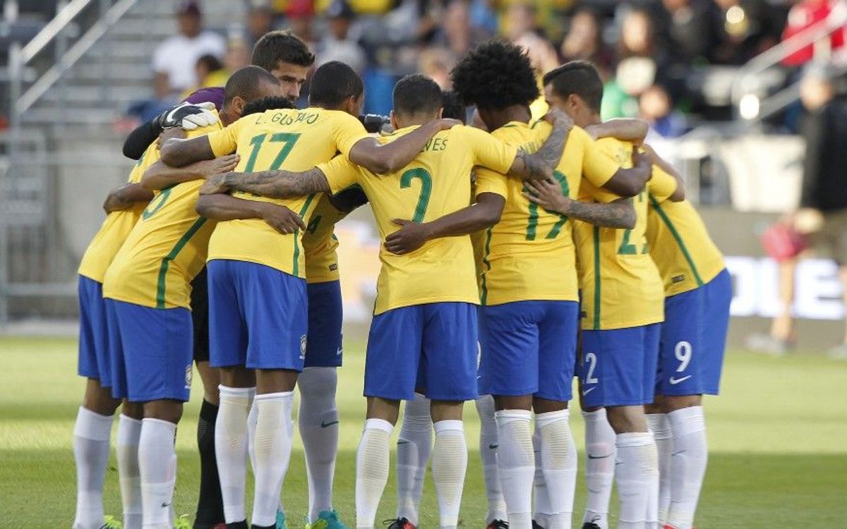 Dani Alves participa en el triunfo de Brasil ante Panamá (2-0)