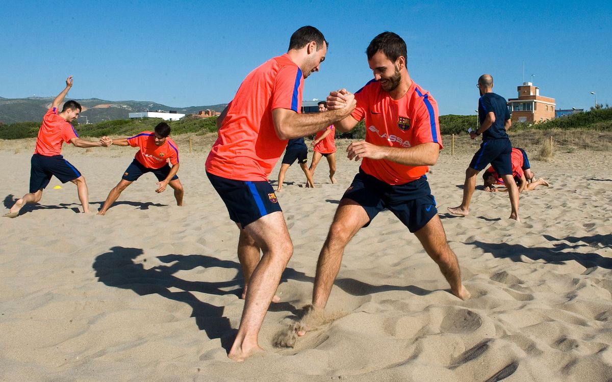 El Barça Lassa d'hoquei s'entrena a la platja de Gavà