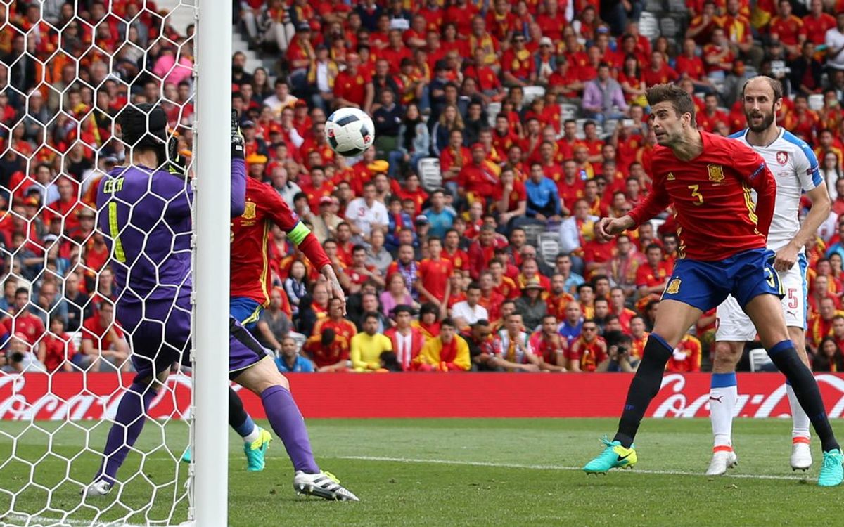 Piqué e Iniesta protagonizan la victoria de la selección española ante la República Checa (1-0)