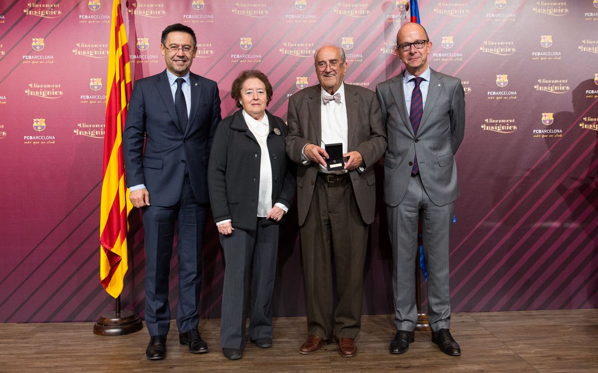 Josep Maria Bartomeu entrega las insígnias de oro y brillantes del 2015