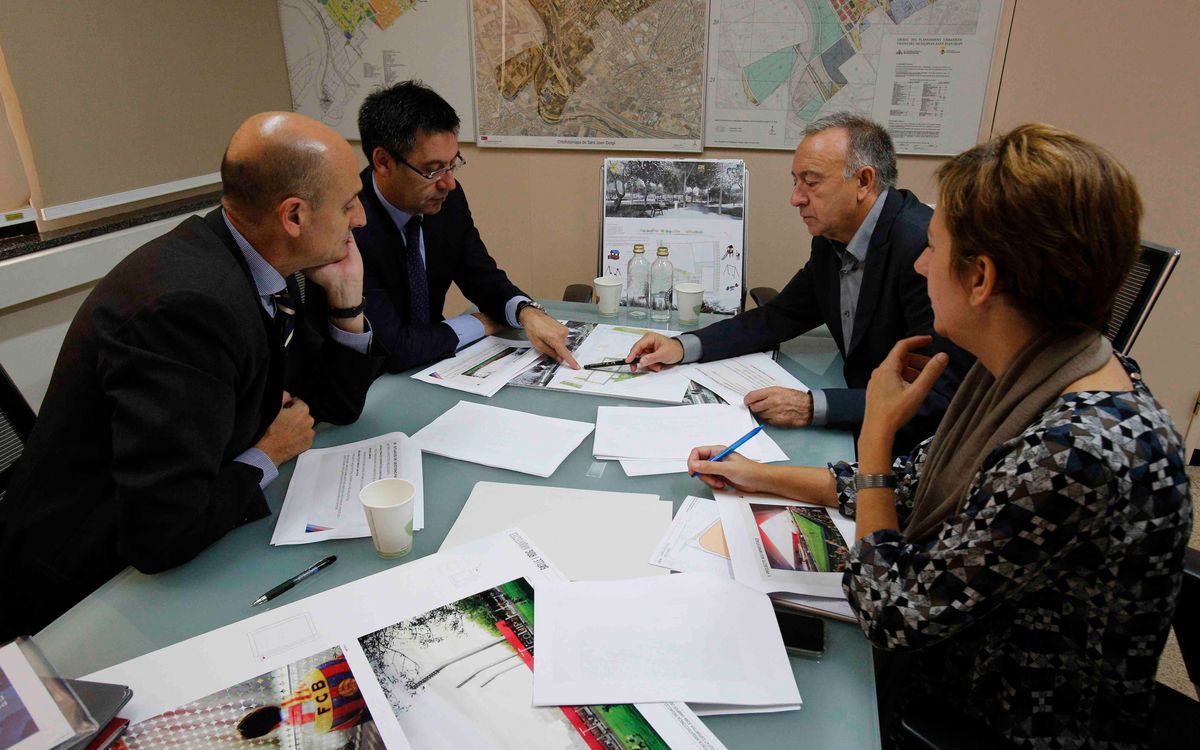 Bartomeu i l’alcalde de Sant Joan Despí, amb el projecte d’ampliació de la Ciutat Esportiva