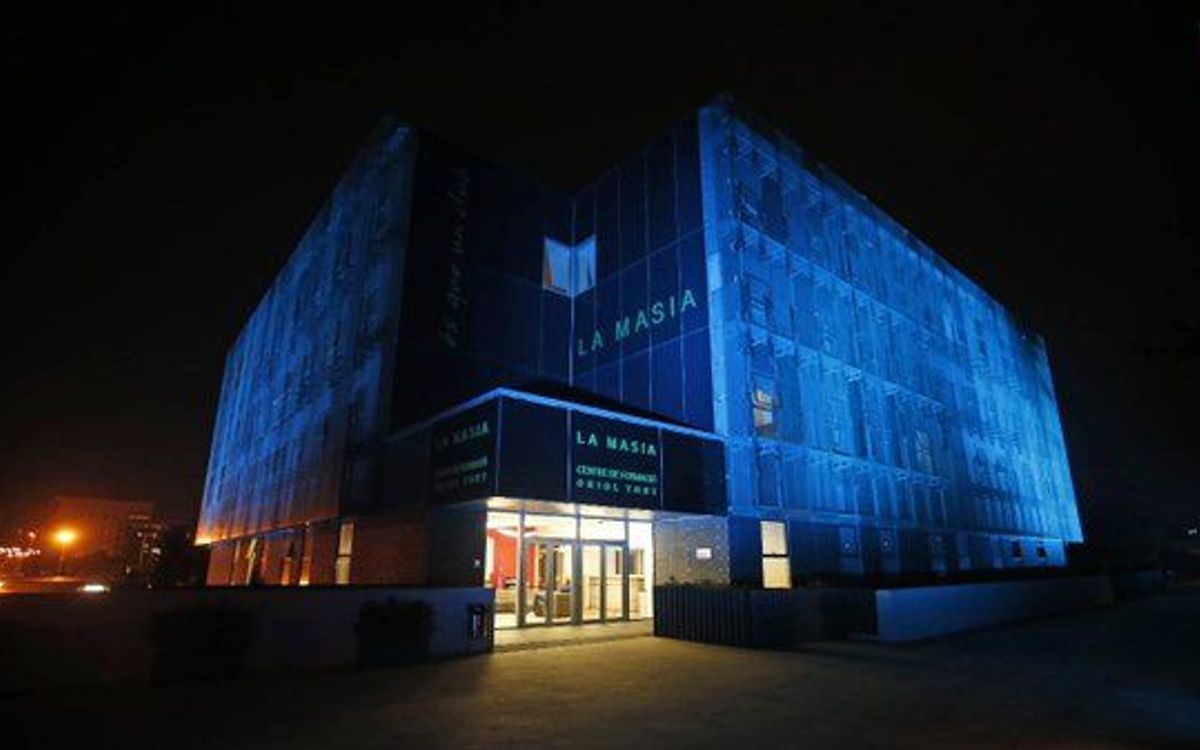 ラ マシアが国連70周年を祝い青色のイルミネーションに