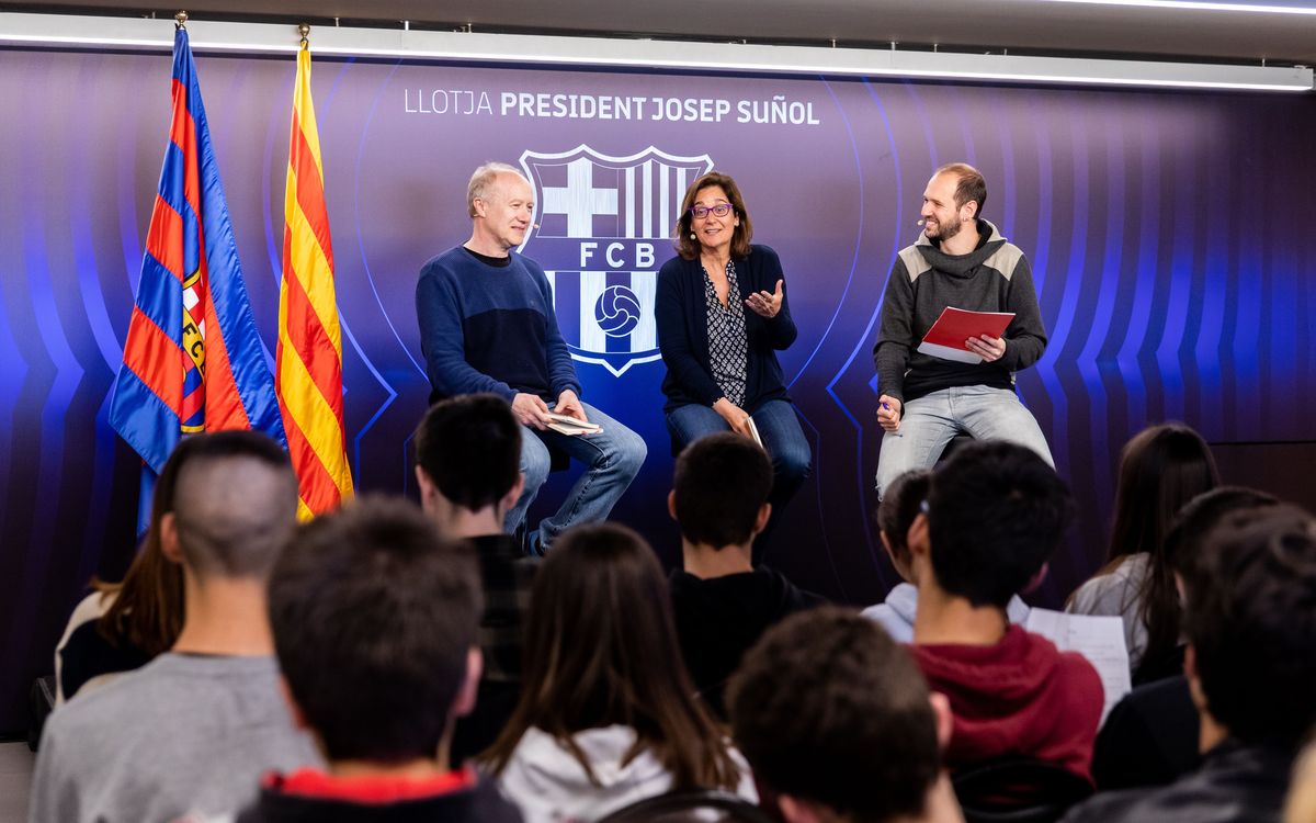 Estudiantes de Les Corts comentan el libro ‘Orsai’ en el palco del Camp Nou