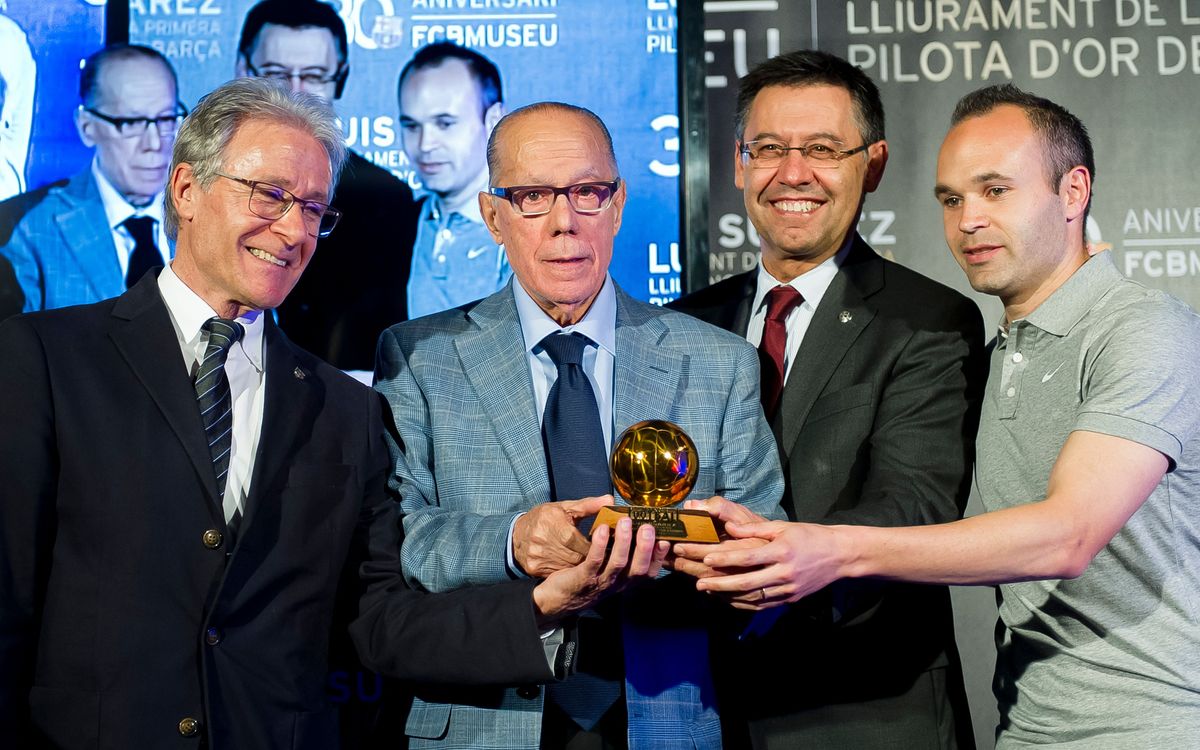 Luisito Suárez dóna la Pilota d'Or al Museu del Barça