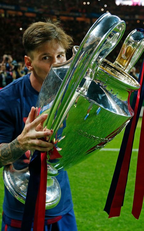 Lionel Messi wins ESPY award for Best International Athlete in 2015
