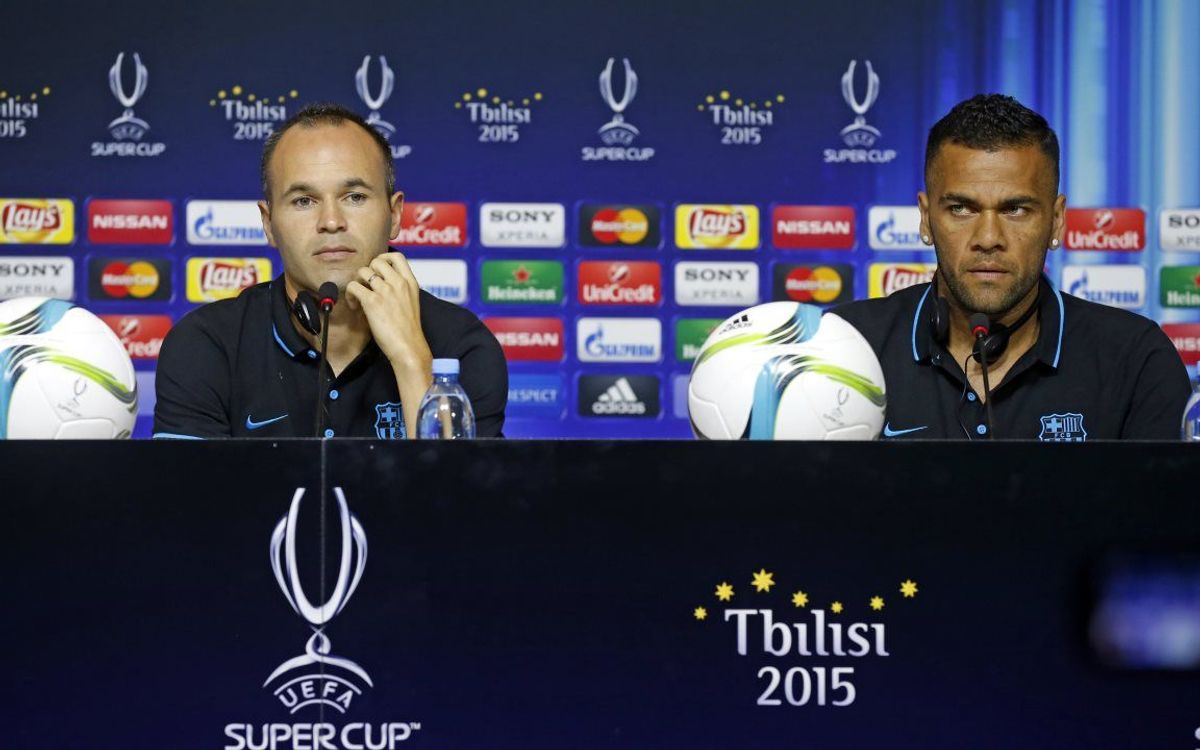 Conférence de presse d'Iniesta et Dani Alves avant la Supercoupe d'Europe