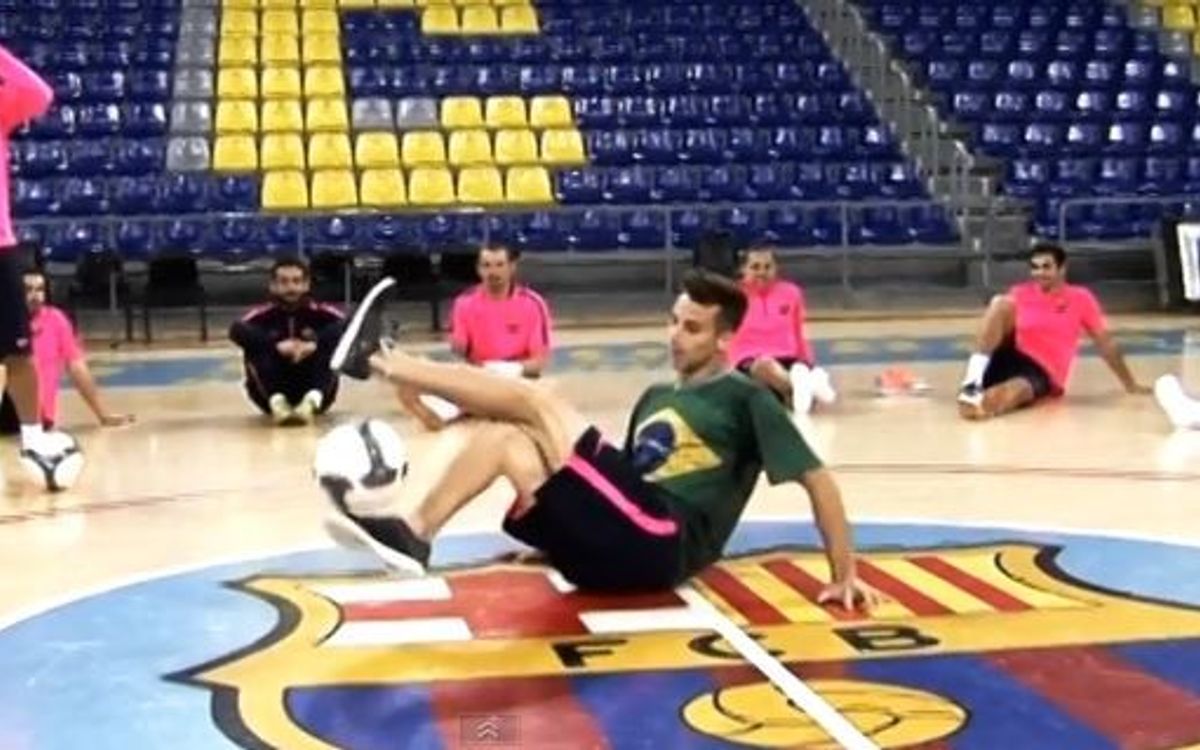 FC Barcelona players wowed by freestyle duo