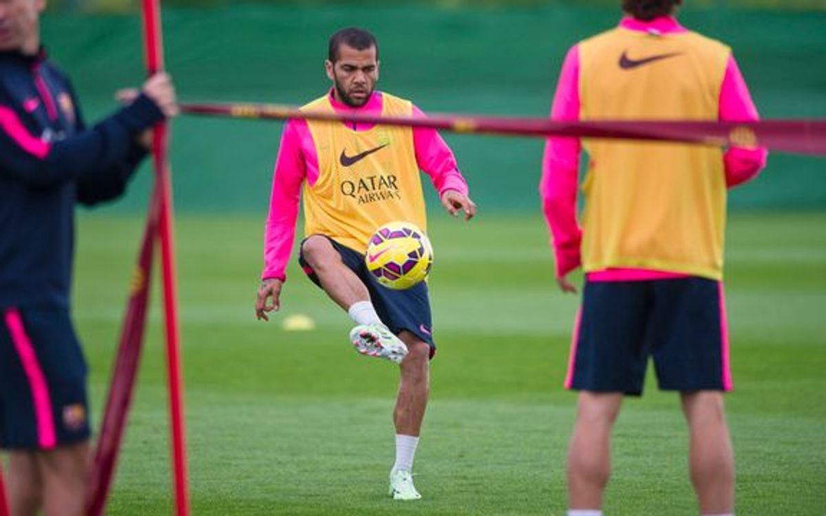 Dani Alves out with hamstring strain