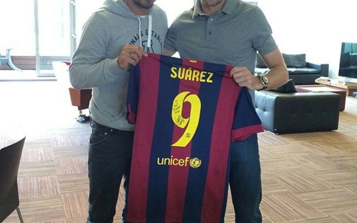Luis Suárez gives Steven Gerrard a Barça shirt