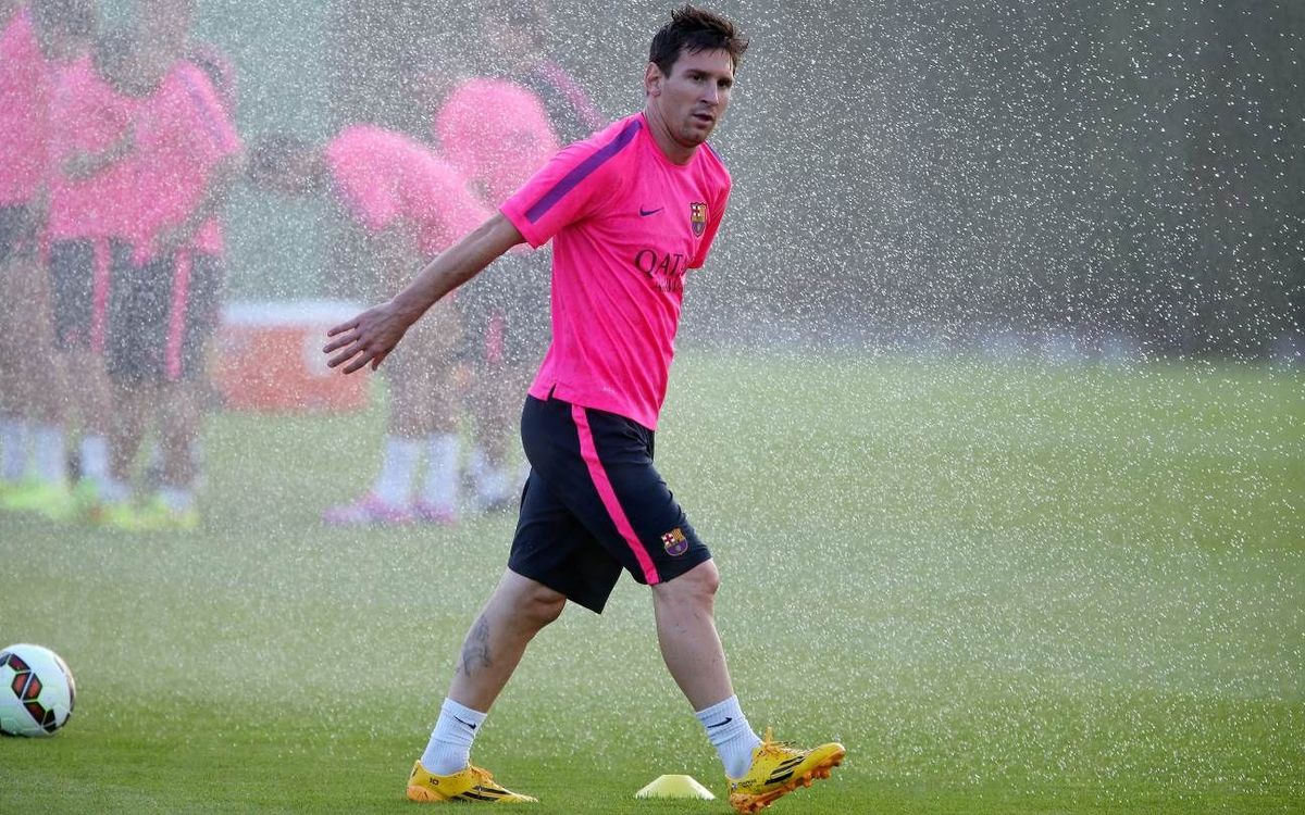 Messi, Iniesta and Vermaelen train with group