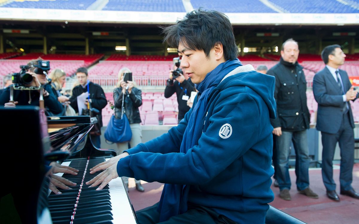 The FC Barcelona anthem performed by Lang Lang