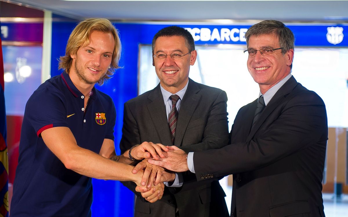 Rakitic signs contract and will wear number 4 shirt