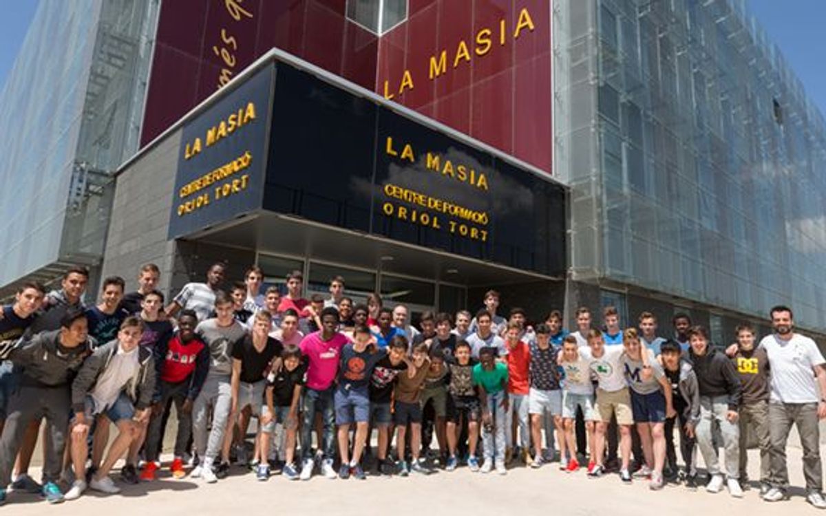 Foto de família dels residents de la Masia de la temporada 2013/14