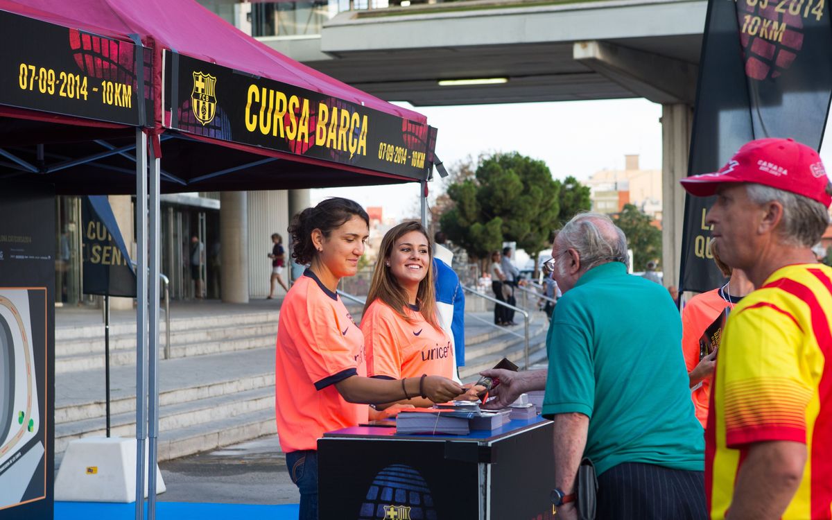 Dos estands informatius per promocionar la Cursa Barça 2014