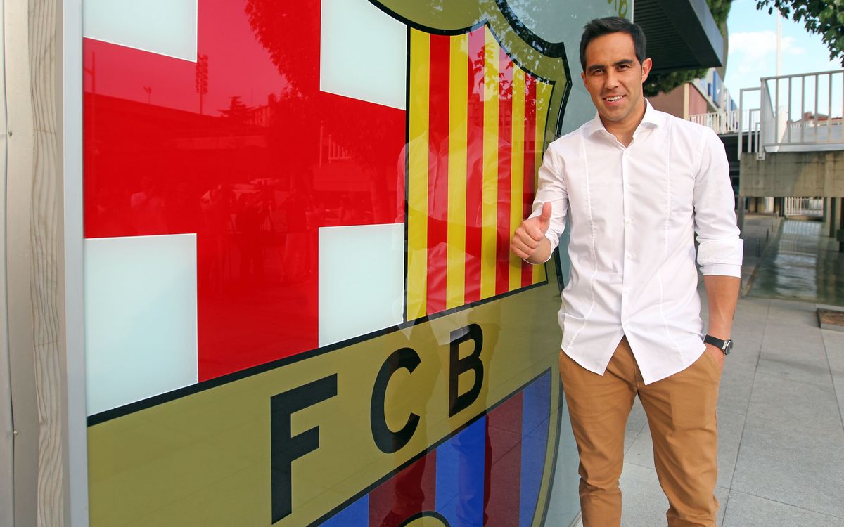 Claudio Bravo arrives in Barcelona