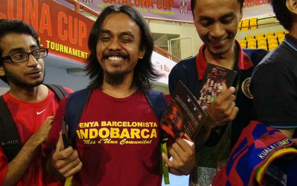 Indonesian fans watch FC Barcelona players train