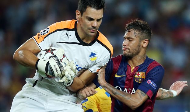 Apoel keeper Urko and Neymar. PHOTO: MIGUEL RUIZ-FCB.