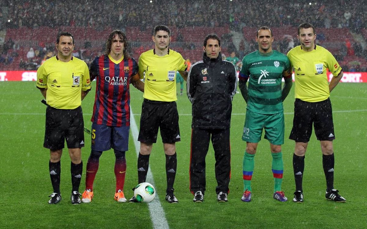 Barça warm-up in heavy rain