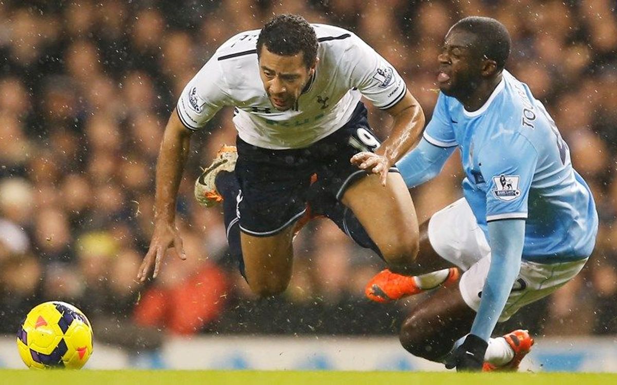 Manchester City climb to the top of the Premier League