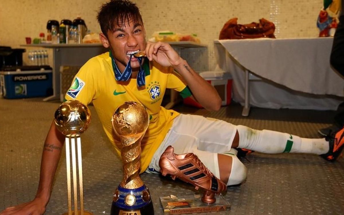 Футболист укротивший мяч. Неймар золотой мяч. Золотой бутсы Neymar. Неймар с золотой бутсой. Неймар с Кубком.
