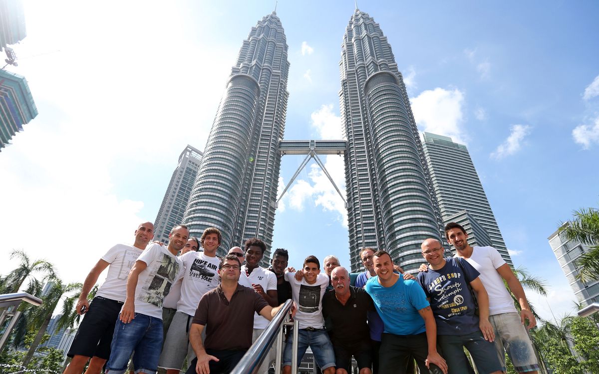 The Barça players visit the Petronas Towers on their free morning