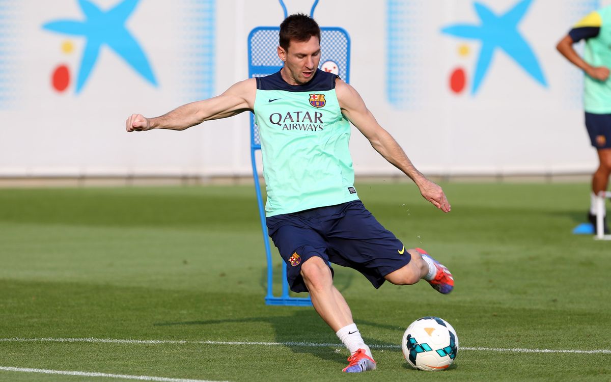 Messi, Alves and Valdés train with squad