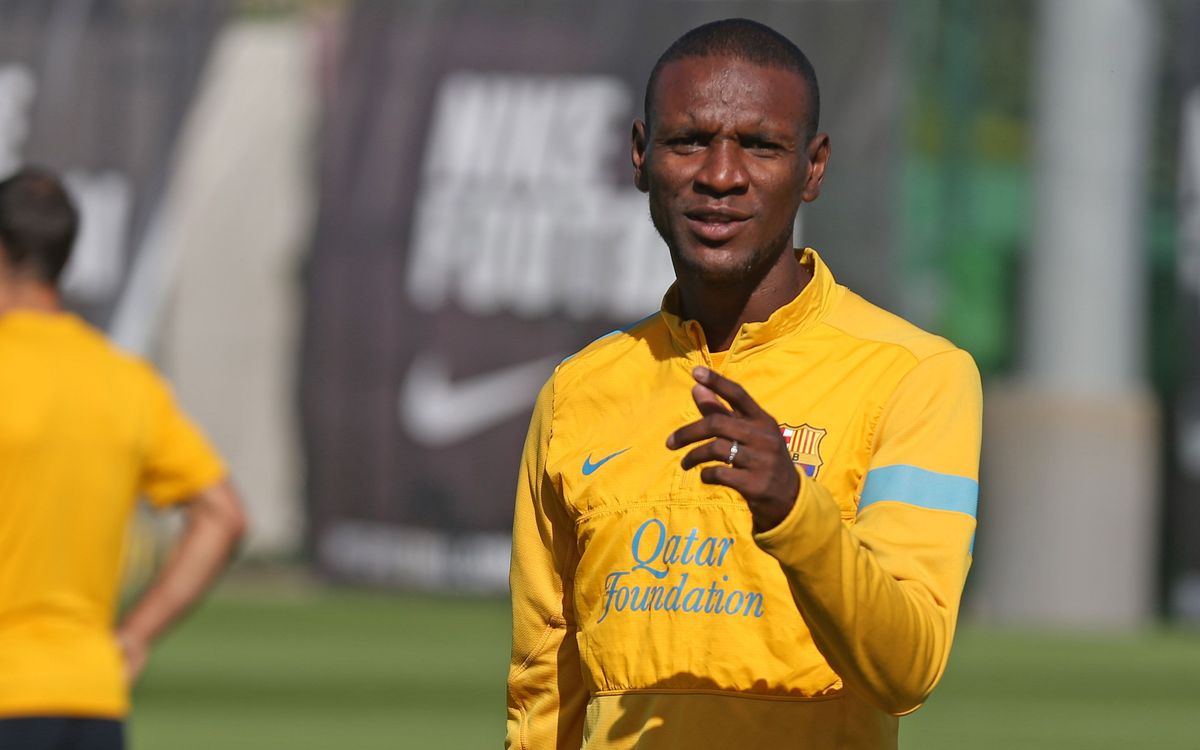 Éric Abidal trains with the group