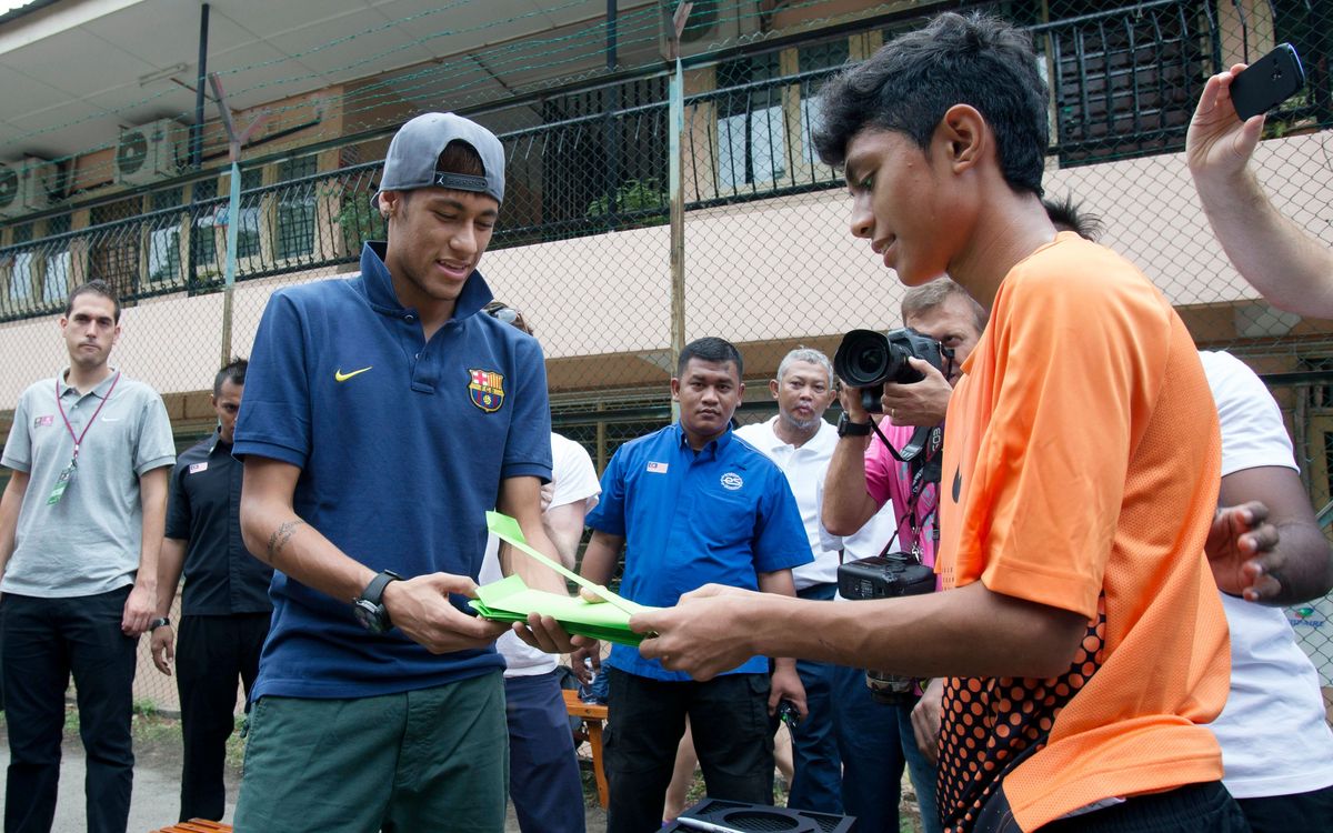 Neymar: football in the street