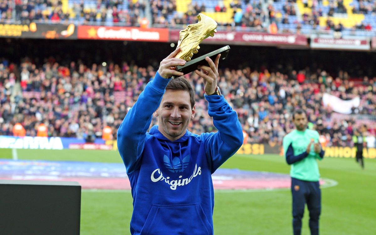 Leo Messi shows off his Golden Boot to the Barcelona fans