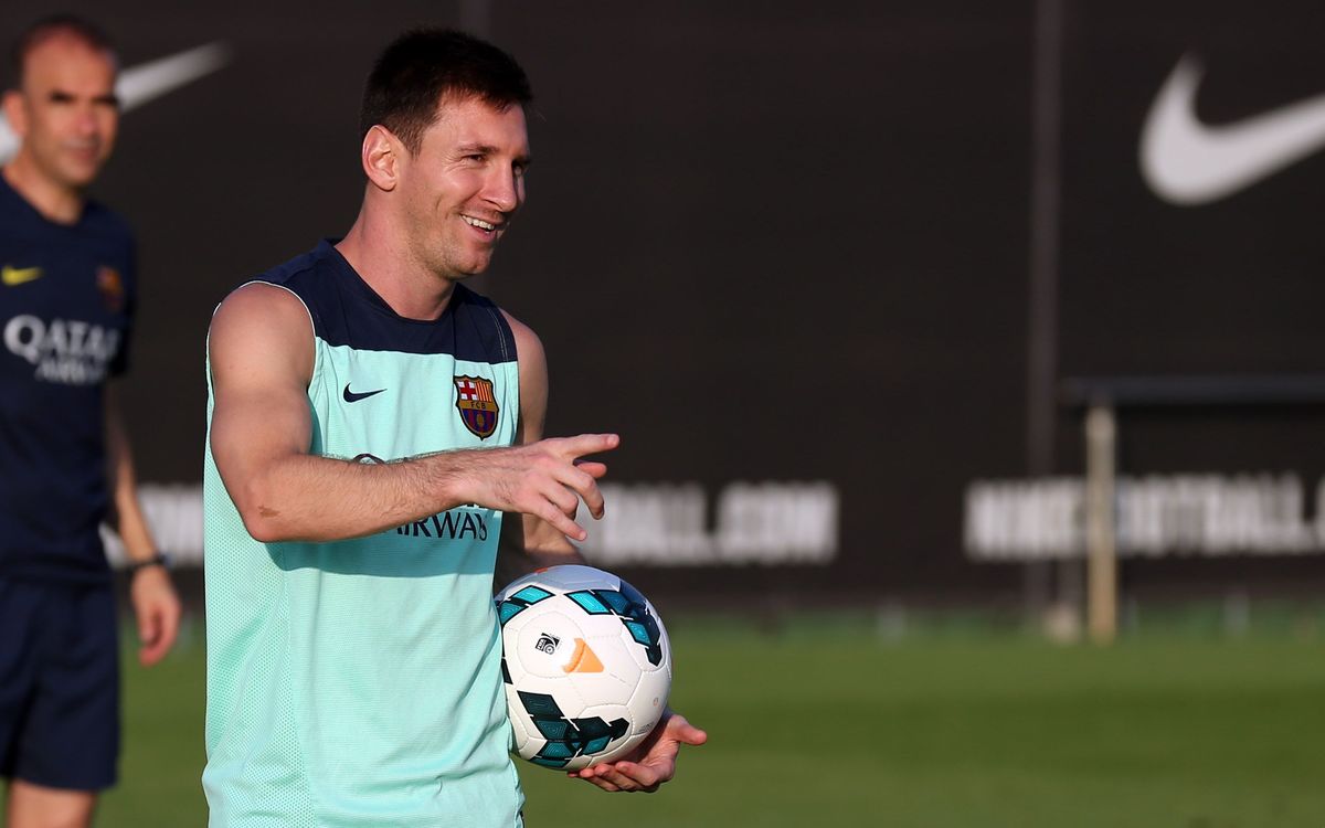 Leo Messi heads into the basket