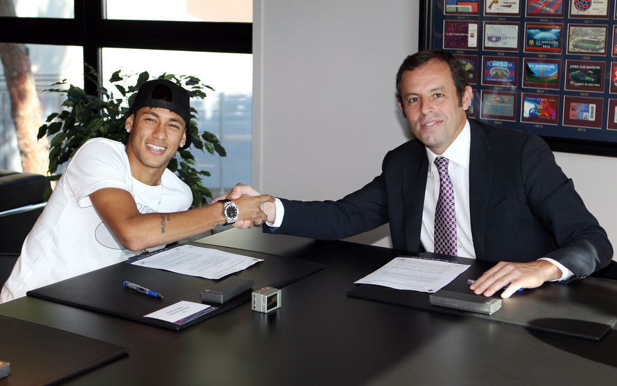 Neymar signe son contrat avec le FC Barcelone jusqu'en 2018