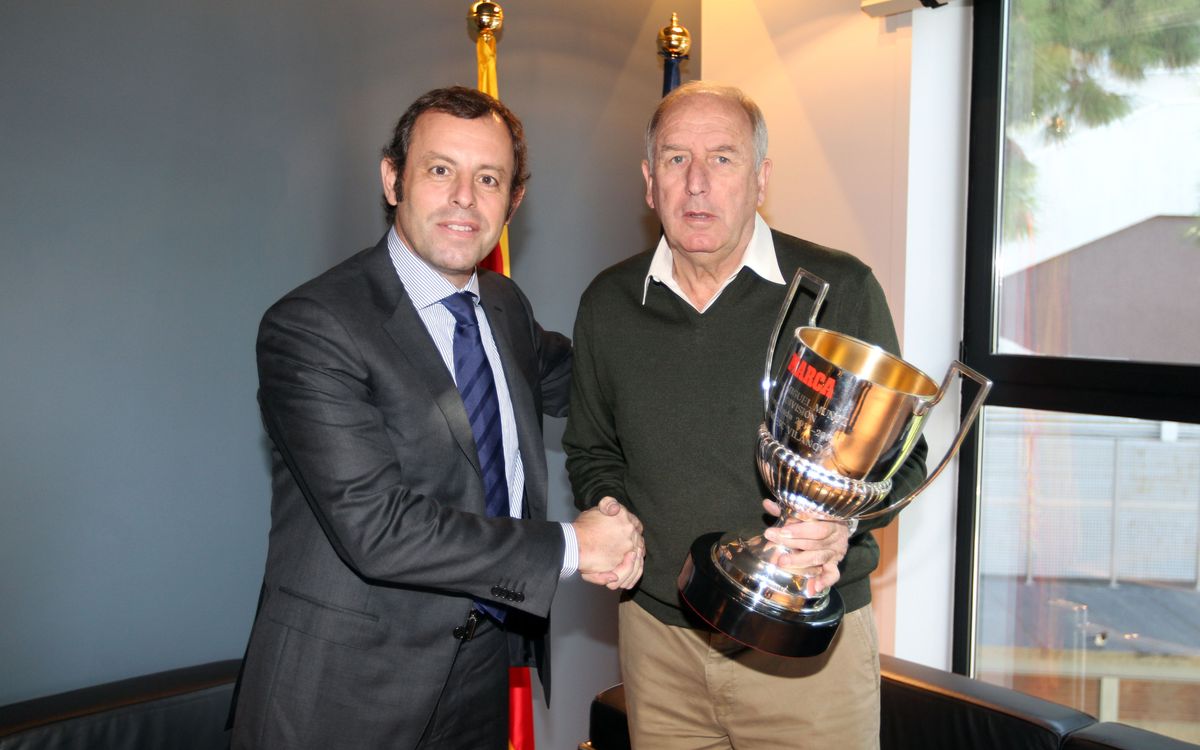 Sandro Rosell and Carles Rexach present the best coach trophy for the 2012/13 season to Tito Vilanova
