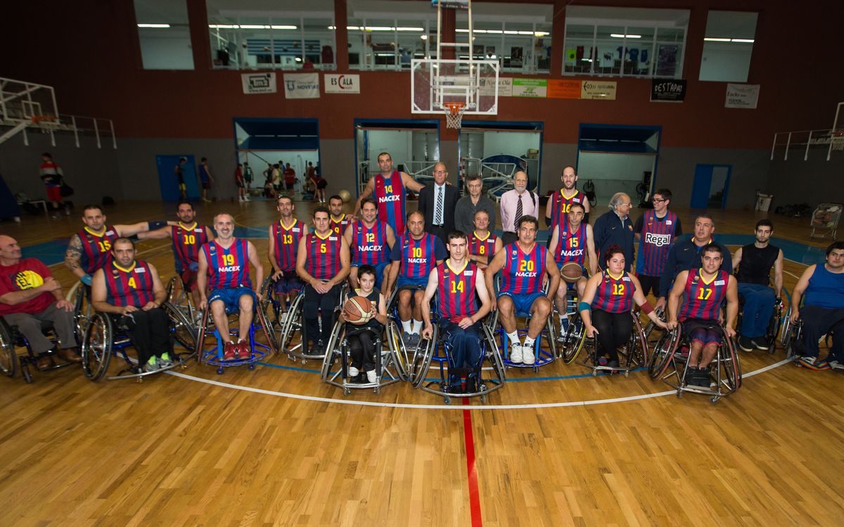 Els veterans del Barça visiten la secció de bàsquet en cadira de rodes
