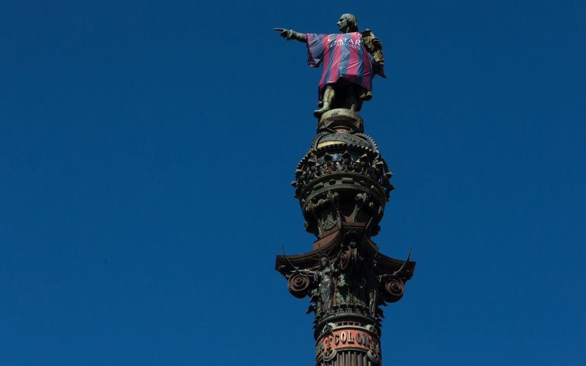 La statue de Christophe Colomb avec le maillot du FC Barcelone