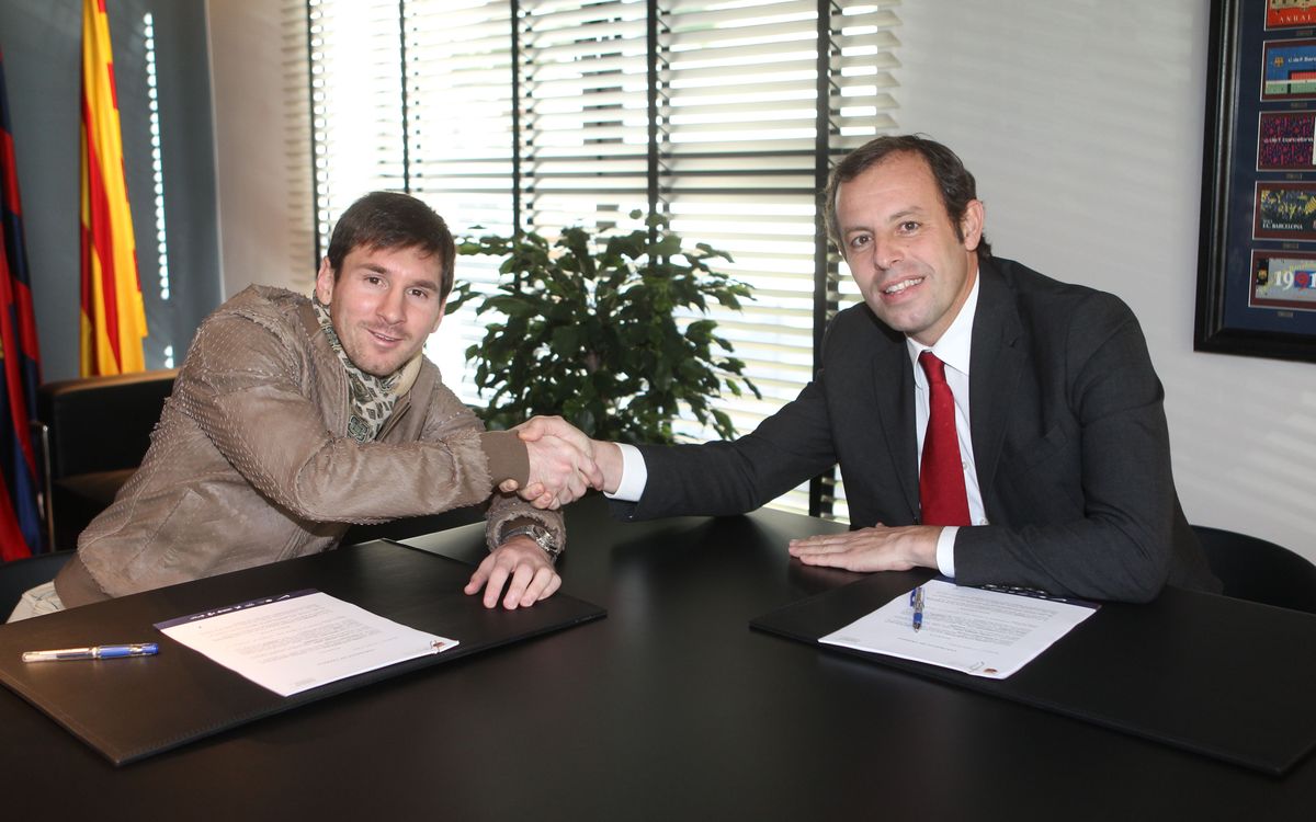 Messi extends contract through 2018: 