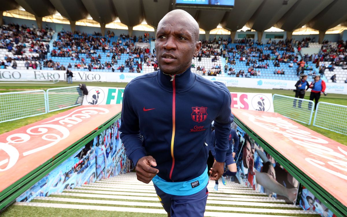Abidal welcomed to Balaídos with a standing ovation