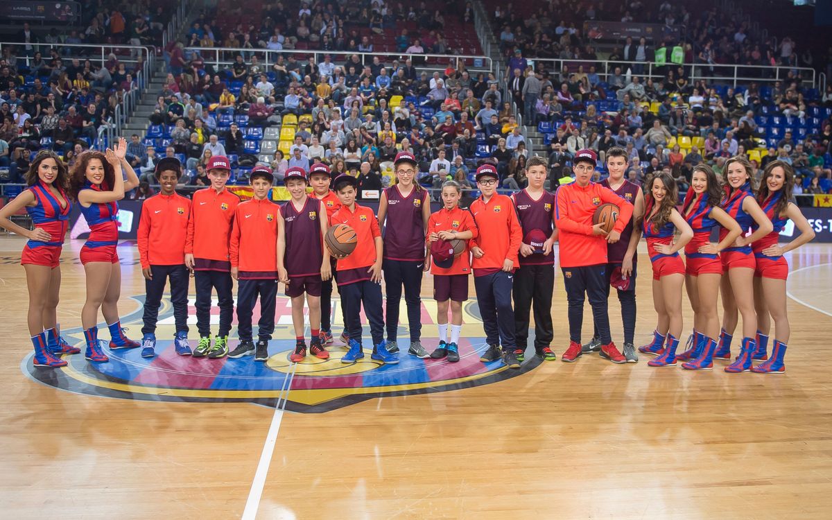Los alumnos FCBEscola Basket, en el Barça – Unics Kazan