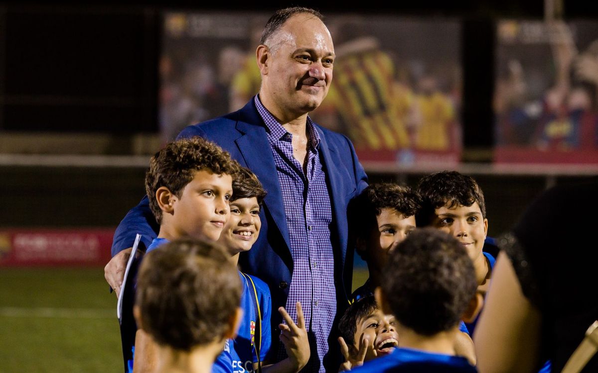 Folguera explains the essence of FC Barcelona to pupils at the FCBEscola in Dominican Republic