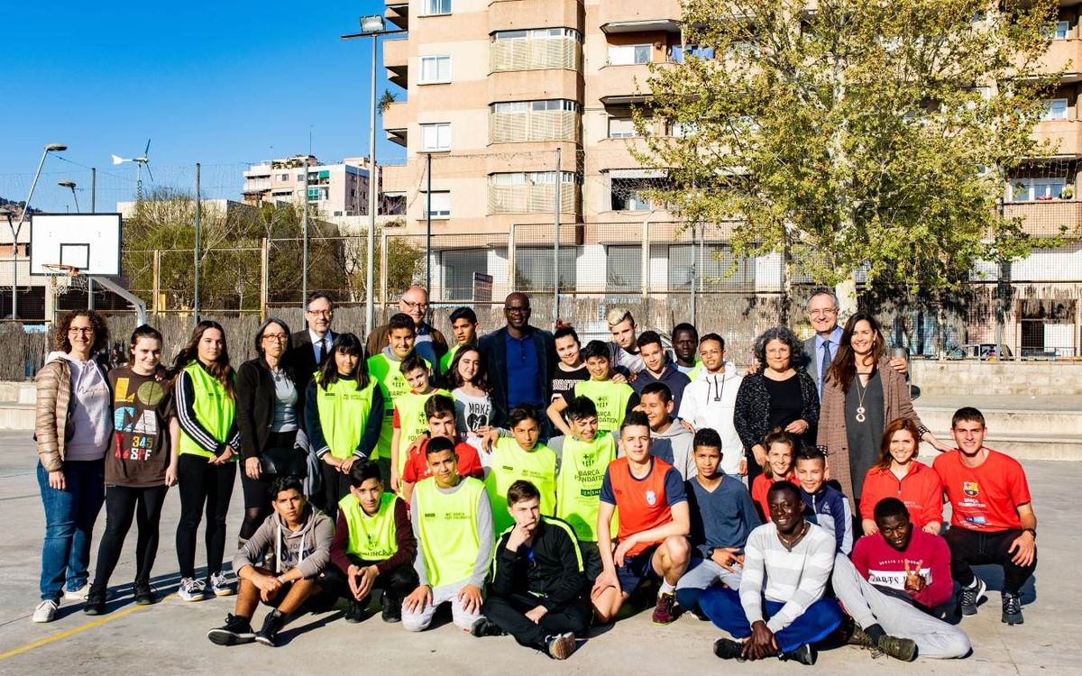 Lilian Thuram visita el programa de jóvenes migrantes sólo de la Fundación Barça y la Generalitat de Catalunya