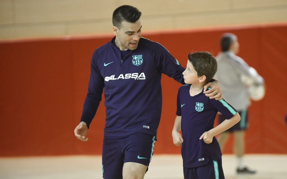 Los cracks del Barça cuidan la cantera