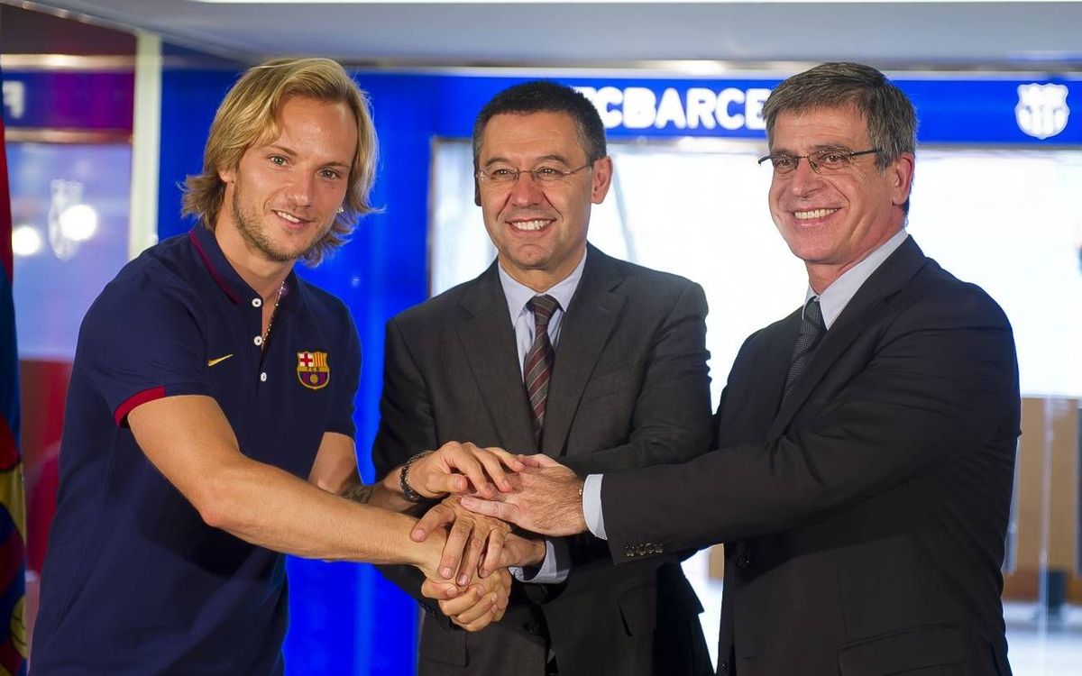 Rakitic firma contrato y lucirá el dorsal '4'