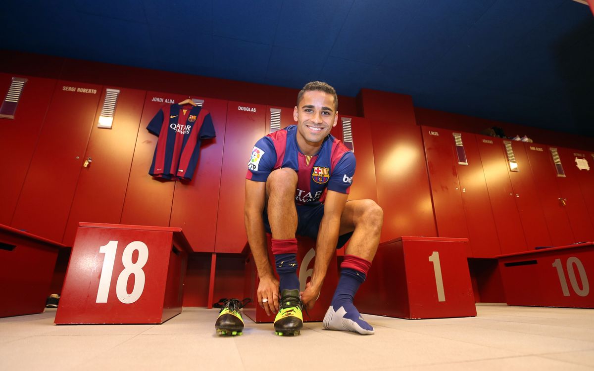 La presentación de Douglas, desde su lado