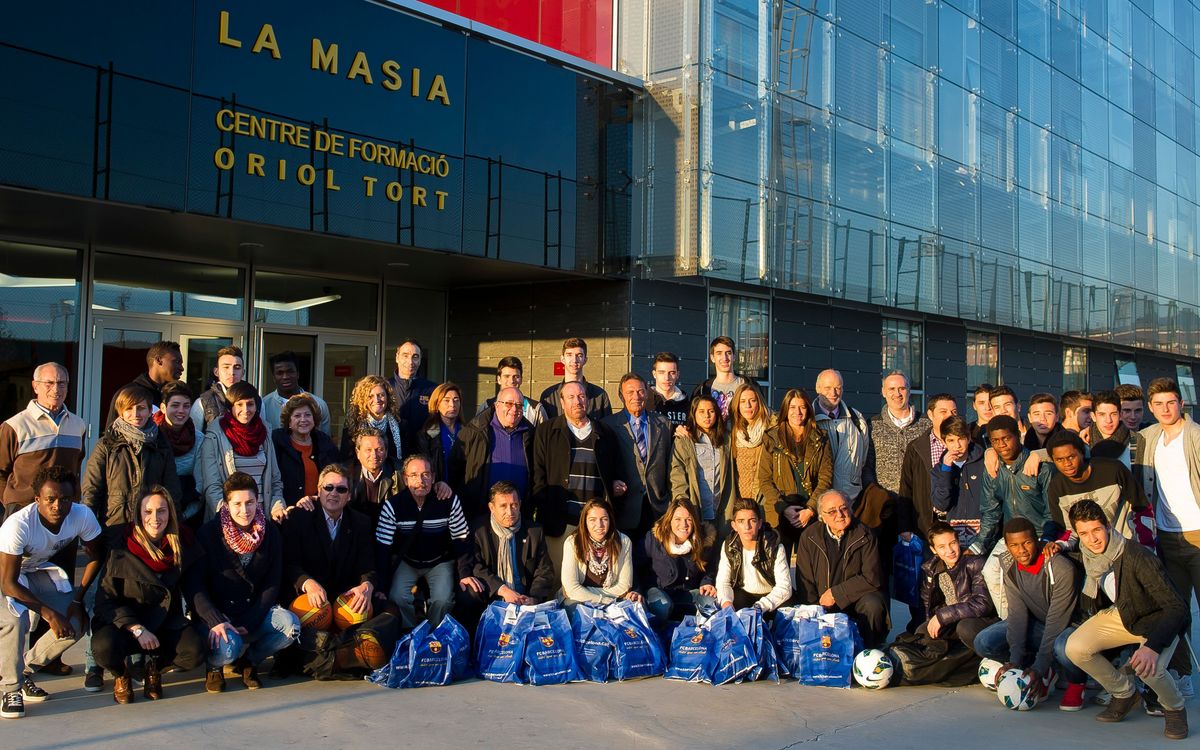 La Fundació FCB reparteix regals als infants i joves que resideixen als CRAE de Barcelona