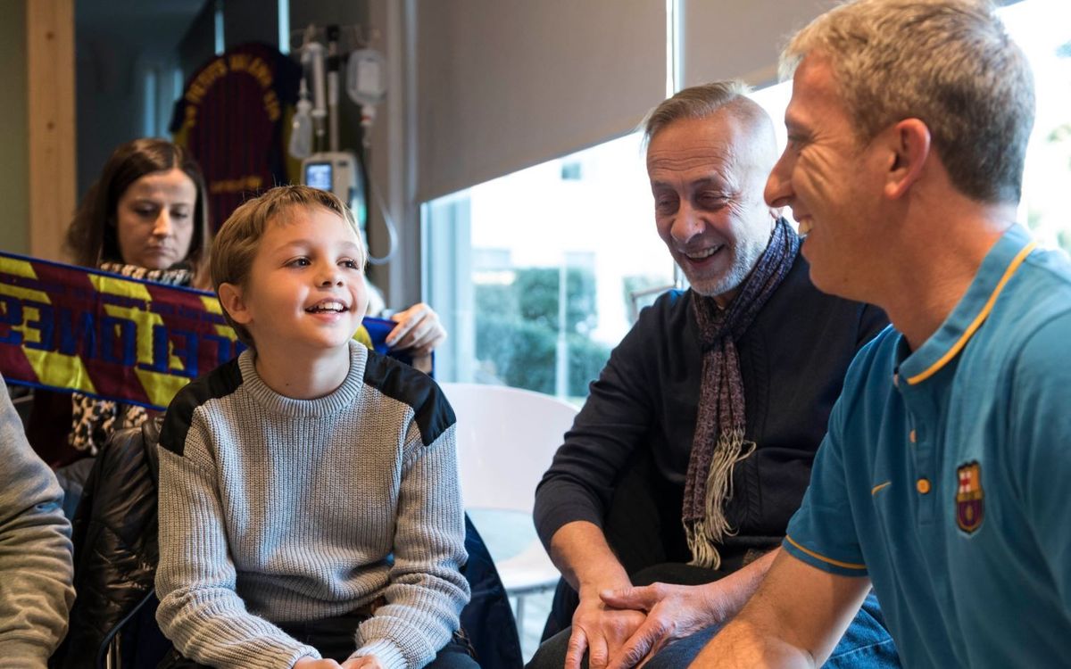 Los exjugadores del Barça ven el Girona-Barça con niños ingresados en Sant Joan de Déu