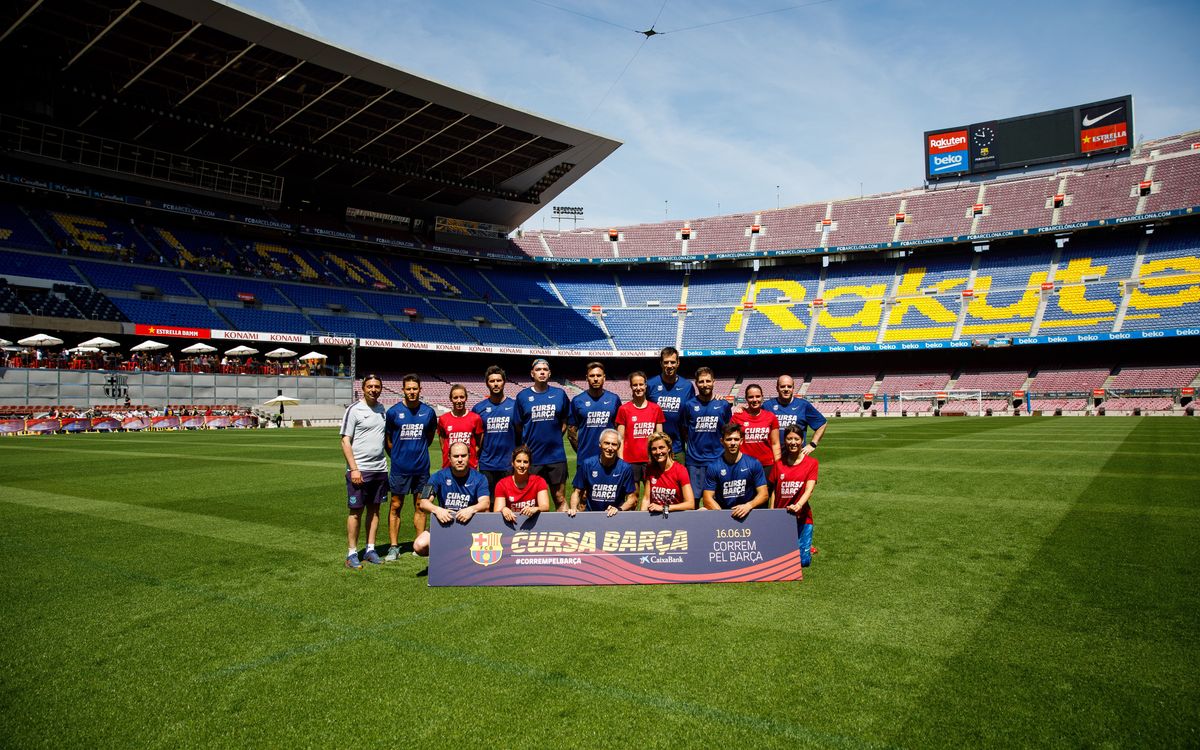 El césped del Camp Nou acoge un entrenamiento exclusivo para preparar la Cursa Barça CaixaBank 2019