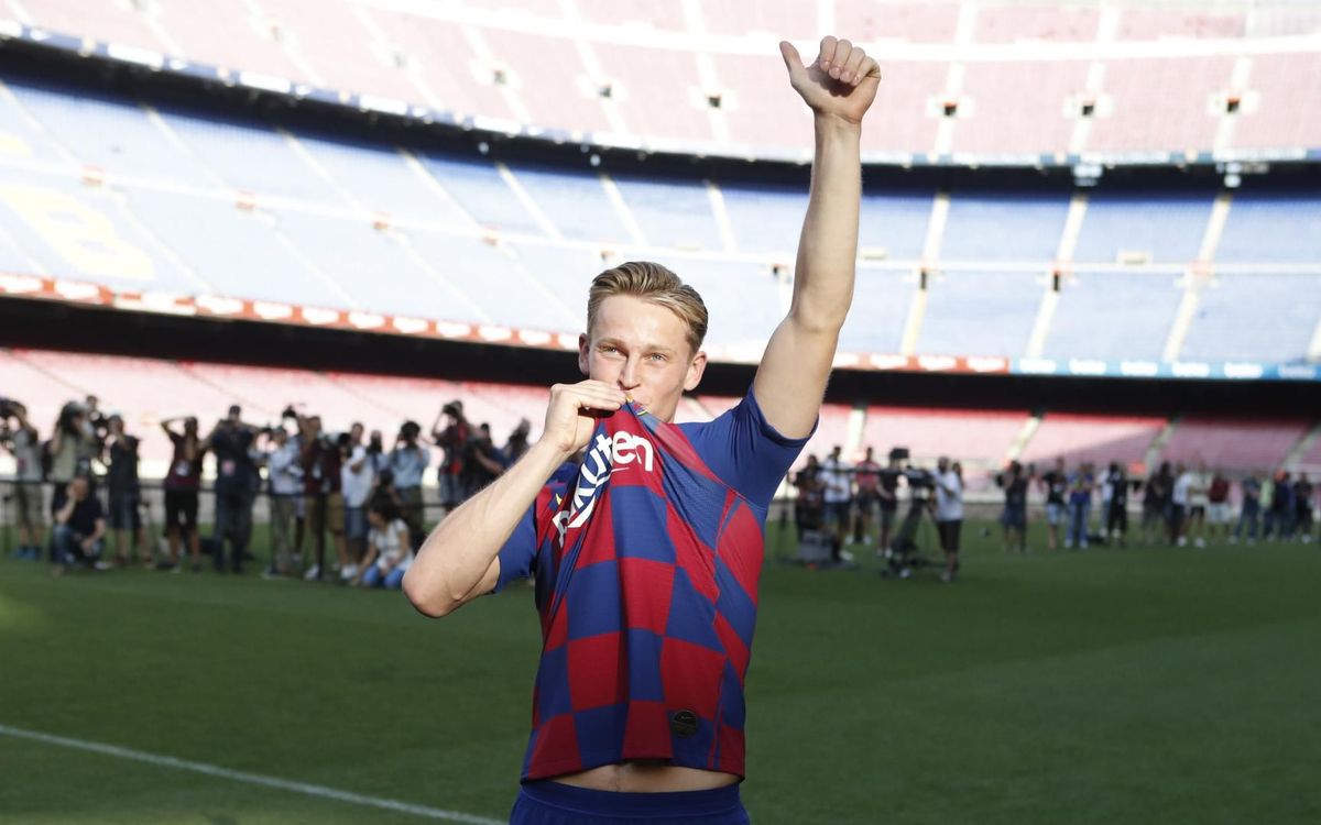 De Jong pulls on a Barça shirt for first time