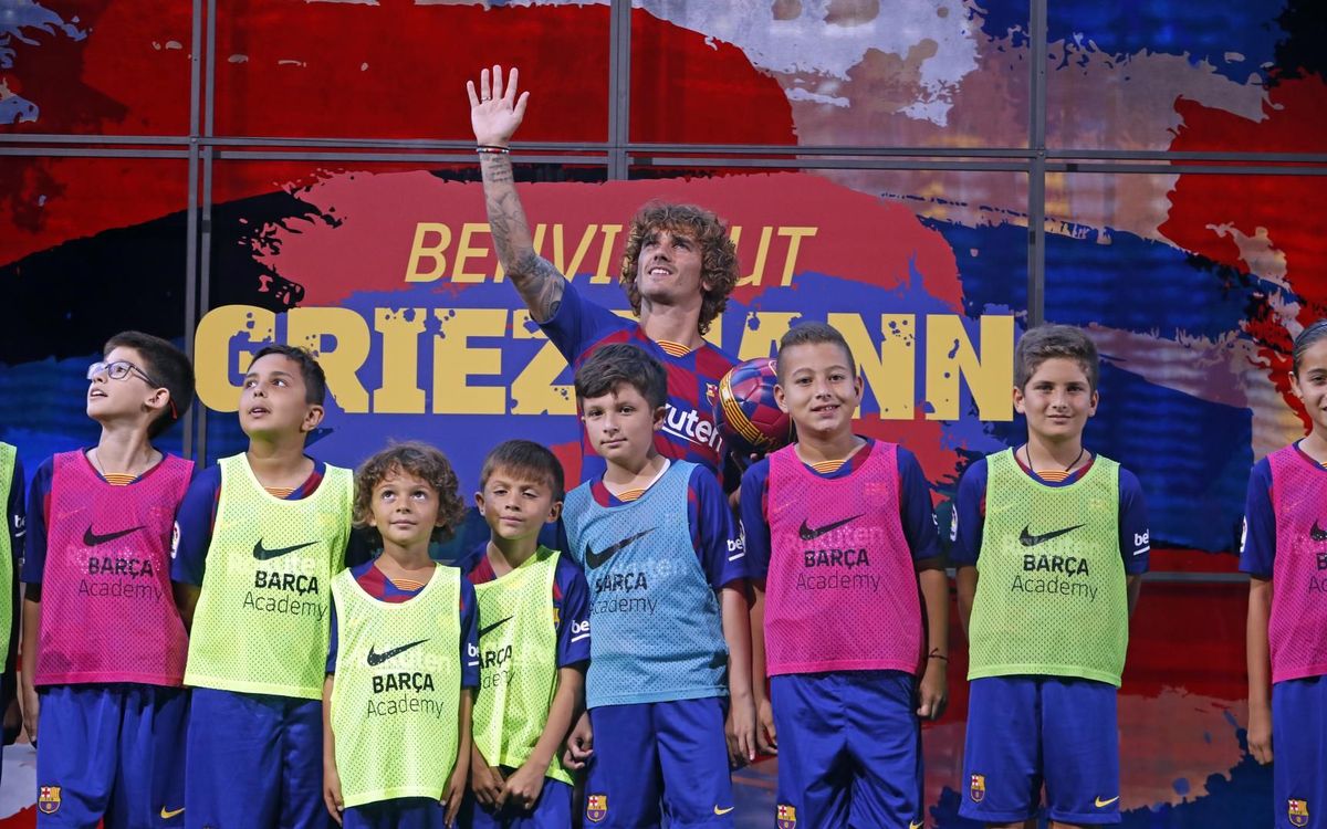 Griezmann, con los niños de la Barça Academy