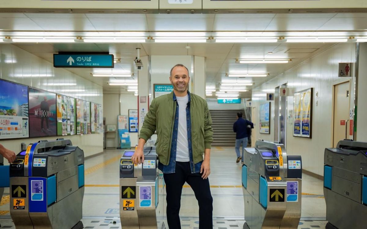 Iniesta, en el metro de Japón - Sports&life