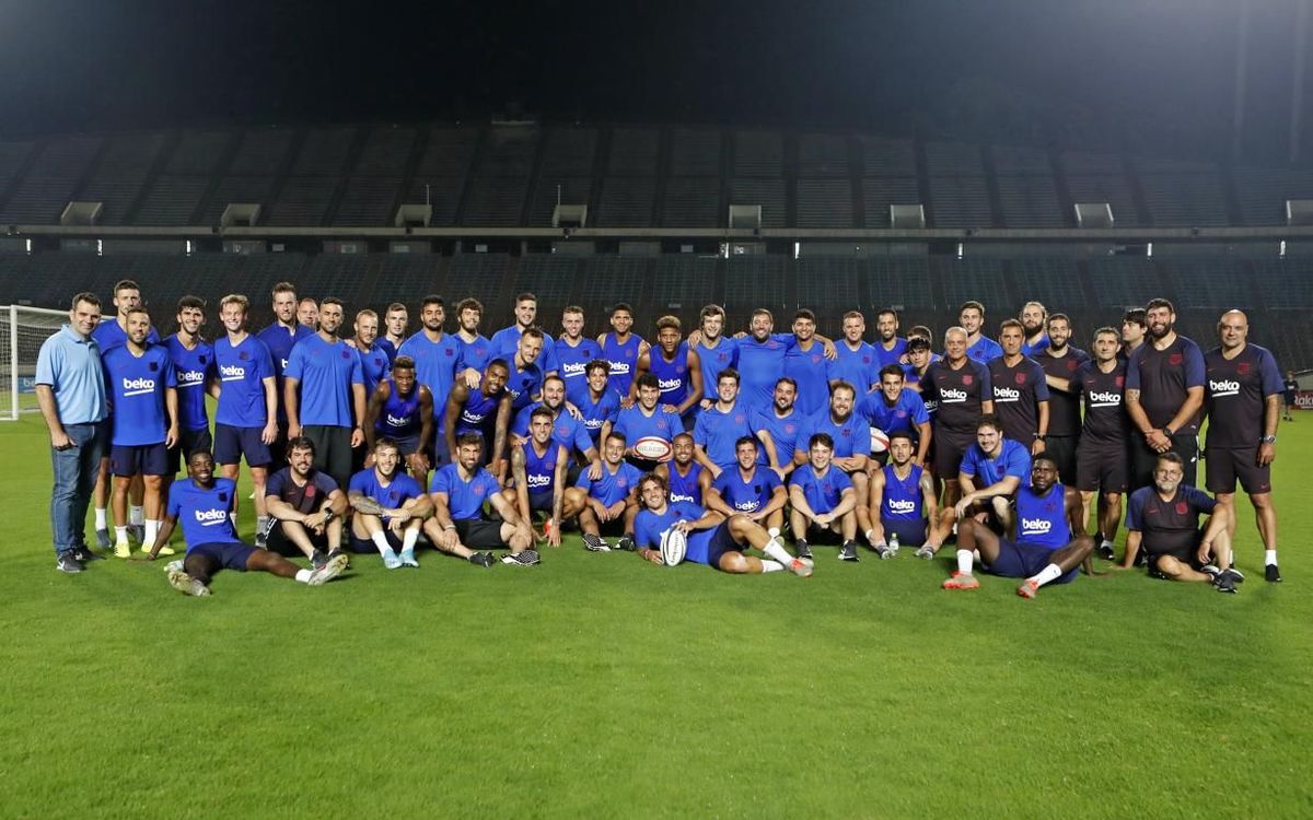 Barça family photo with football and rugby teams